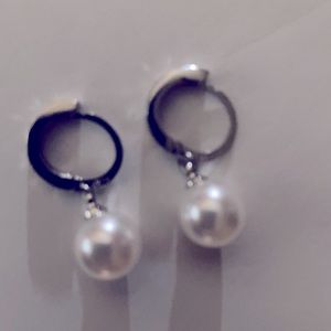 Women’s dangle pearl earrings